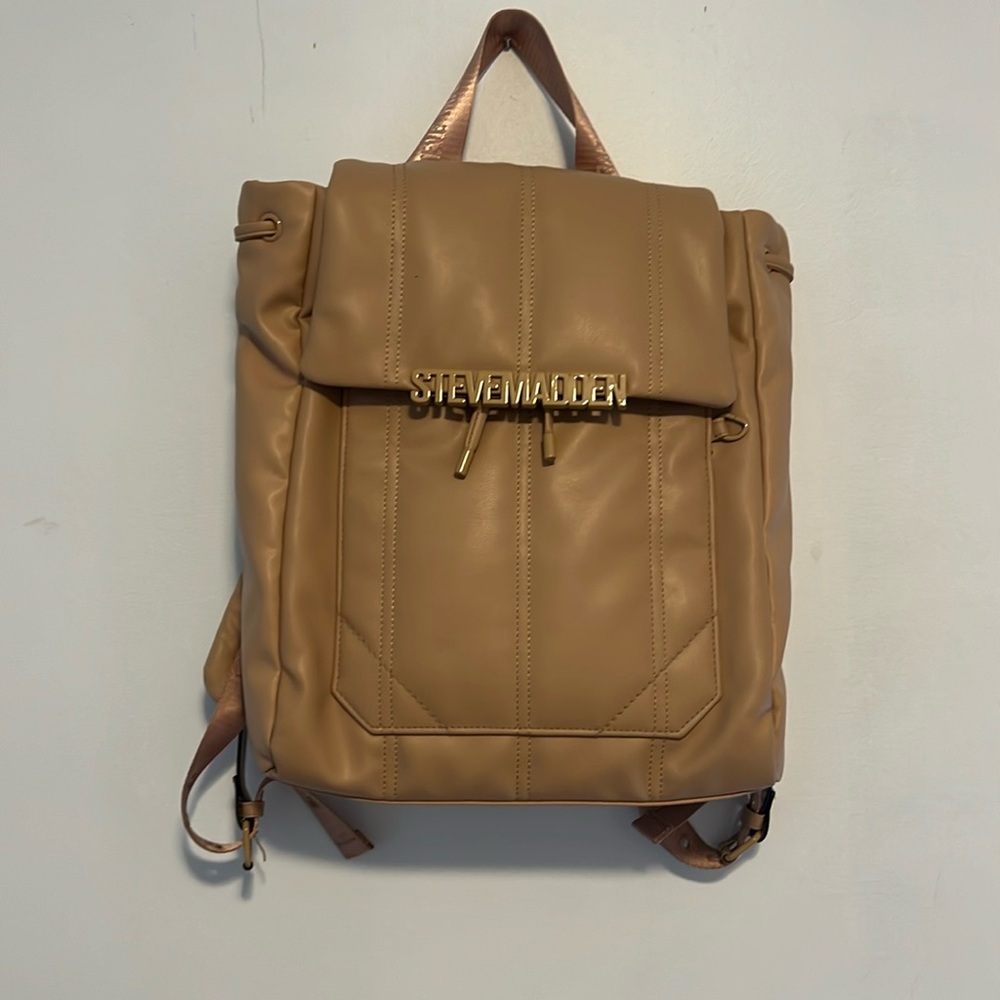 Tan backpack 🎒with pockets